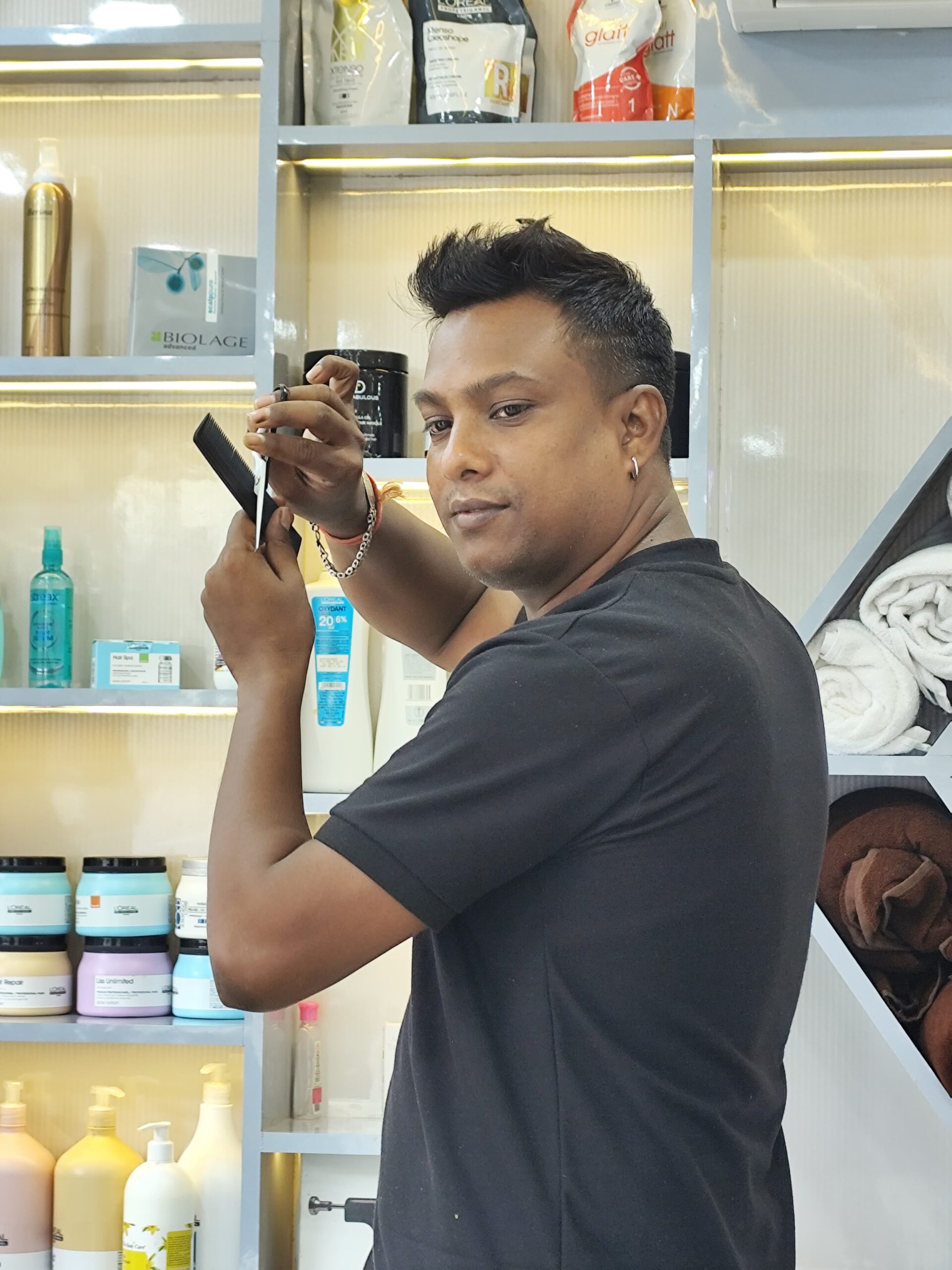 Mukesh-Kumar-barber-hairstylist