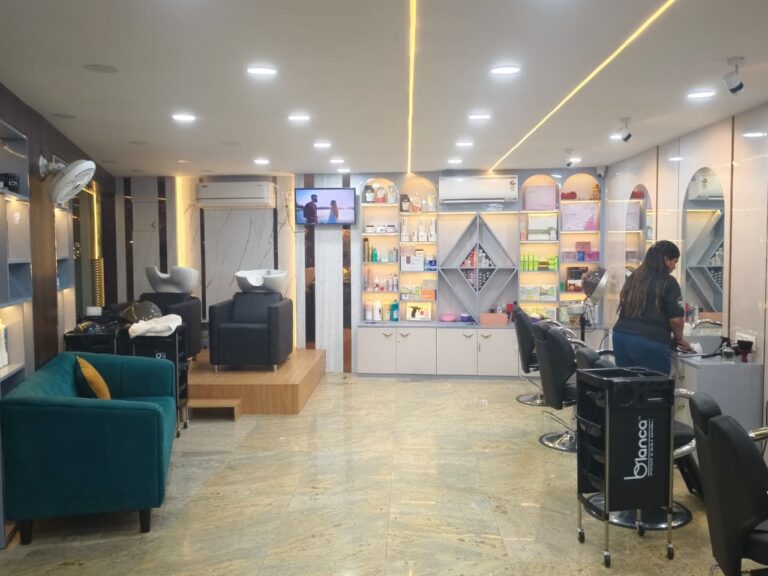 interior-Studio-Club-Salon-Staff